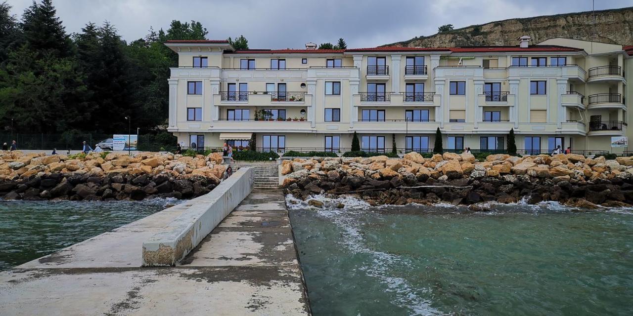 Poemia- Sea View, Free Parking, Complex Carpe Diem Apartment Balchik