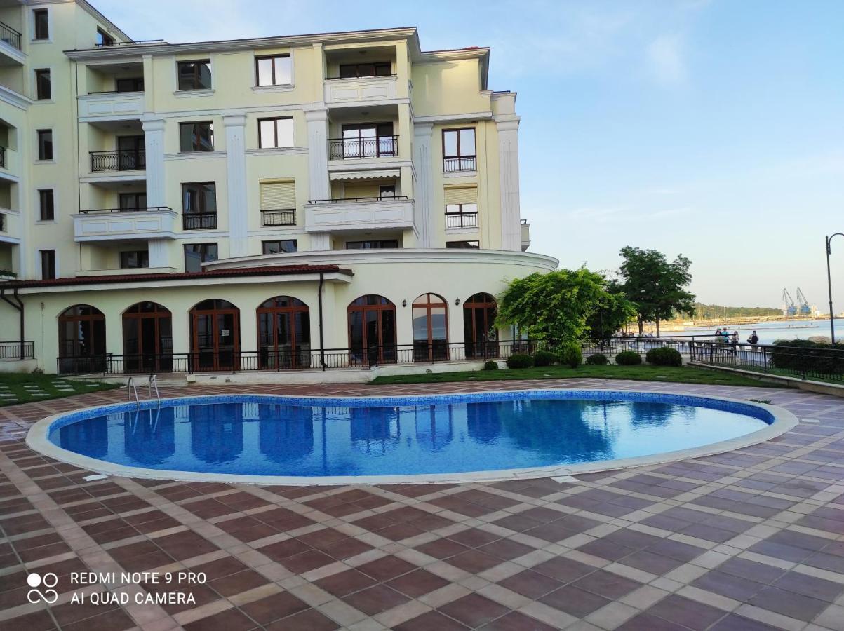Apartment Poemia- Sea View, Free Parking, Complex Carpe Diem