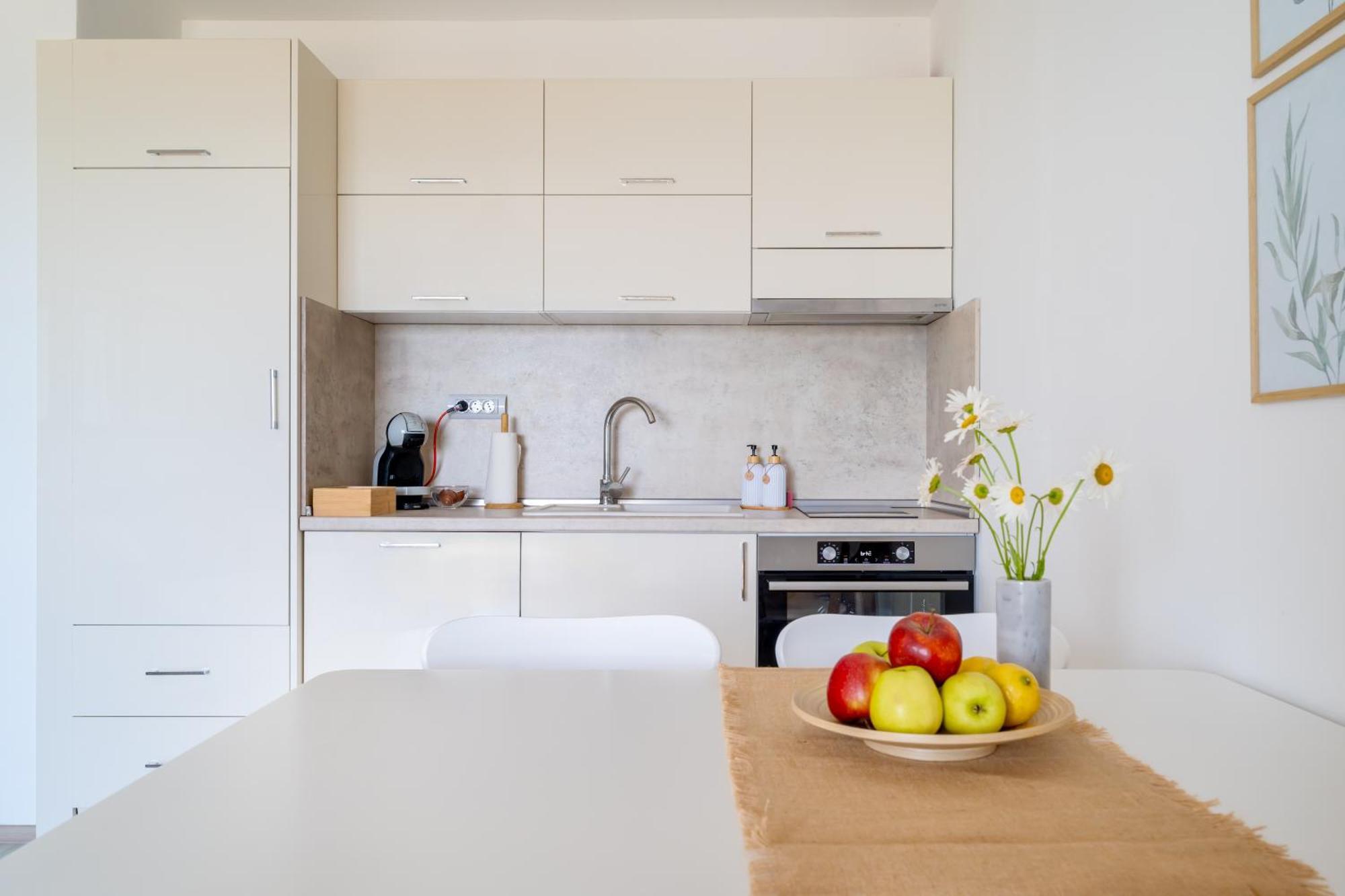 Poemia- Sea View, Free Parking, Complex Carpe Diem Apartment